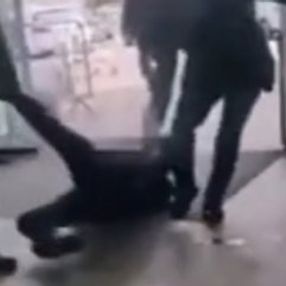 İngiltere'de tuvalet kağıdı çalan hırsızı sürüklediler