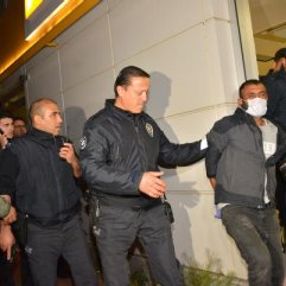 Adana'da bankaya giren alkollü kişi yakalandı