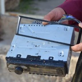 Minibüsten çaldığı teybi, sahibinin evine bıraktı