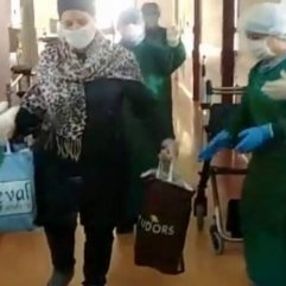 Koronayı yenen kadını oynayarak yolcu ettiler