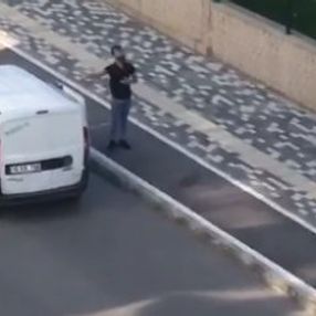 Bursa'da fırın çalışanı şarkı söyleyerek ekmek sattı