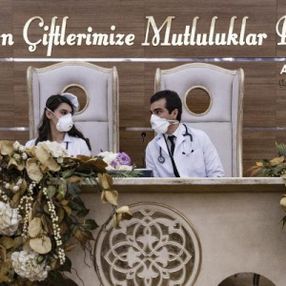 Korona mesaisi yapan çift, nikah molası verdi
