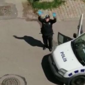 Polis otosundan şarkıyı çalıp dans etti