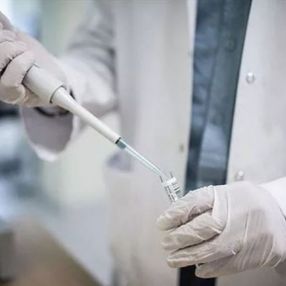 İngiltere, korona aşısını insanlar üzerinde denemeye başlıyor