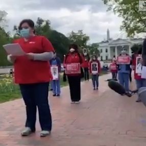 ABD'de hemşireler Bayaz Saray'da Trump'ı protesto etti