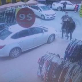 Fatih'te cep telefonunu çalan hırsızların kaçma anı