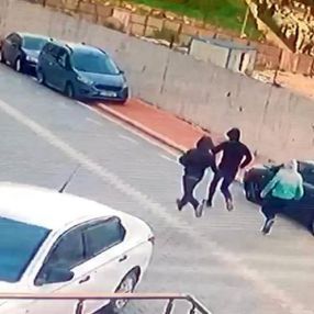 İstanbul'da bir evden telefon, kapı önünden araç çalındı