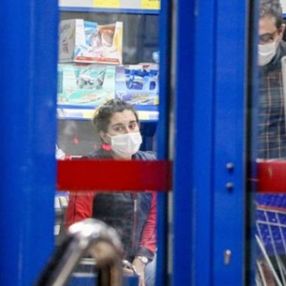 Kasiyerin yüzüne kola dökerek marketi soydu