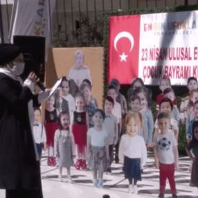 Öğrencilerin maketleriyle okul bahçesinde 23 Nisan kutlaması
