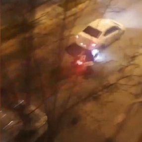 Çarptığı kuryeyi otomobille metrelerce sürükledi