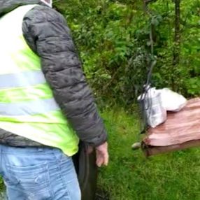 Rize'de yaşlı adama yemeği teleferikle ulaştırılıyor