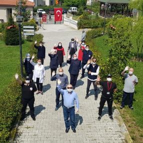 Düzce'de, huzurevinde kalan vatandaşlara sürpriz