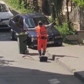 İstanbul'da temizlik görevlisi, mahalleliye eşlik etti