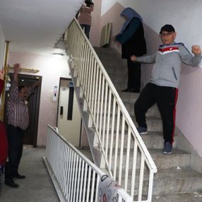 Sokağa çıkamayan vatandaşlar apartmanda spor yaptı