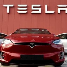 Tesla'nın araçları artık trafik ışıklarını tanıyacak