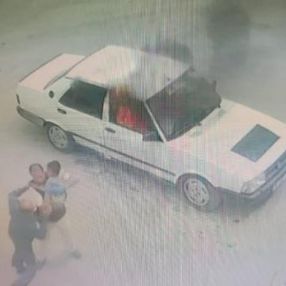 3 yaşındaki çocuk yanan araçtan son anda kurtarıldı