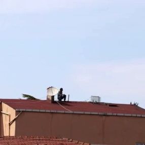 Drone uyardı, çatıdaki şahıs aşağıya indi
