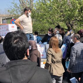 İBB'den yol ortasında yardım kolisi dağıtımı