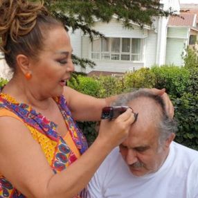 Safiye Soyman, Faik Öztürk'ü tıraş etti