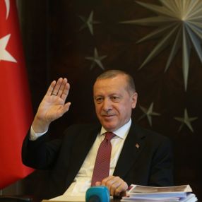Cumhurbaşkanı Erdoğan, yardım yapılan ailelerle görüştü