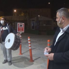 Davulcu çaldı, muhtar sağlık çalışanları için söyledi