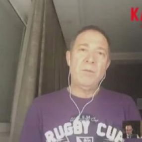 Sümer Ezgü, canlı yayında tabureden düştü