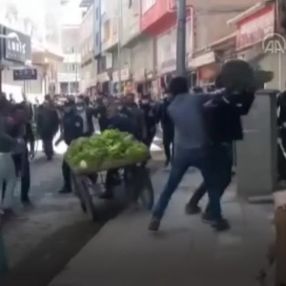 Zabıta ile seyyar satıcılar birbirine girdi: 7 yaralı