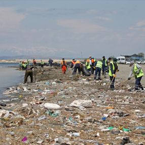 Van Gölü sahilinde 110 ton çöp toplandı