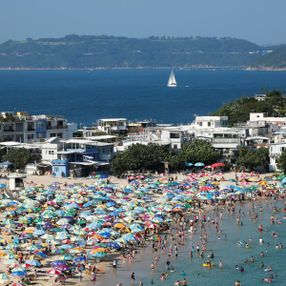 Çin'de halk koronaya rağmen plajlara doluştu