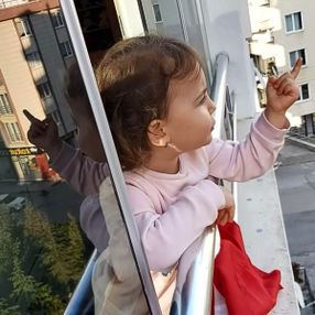 2.5 yaşındaki minikten sokakta dolaşanlara ilginç tepki