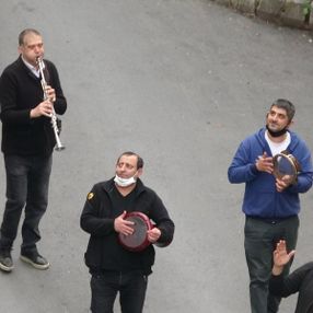 Şişli sokaklarında müzisyenler çaldı, vatandaşlar eğlendi