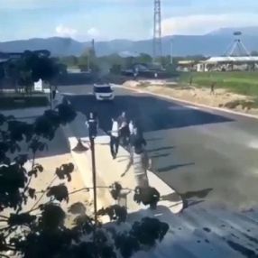 Bursa'da yasağı delen gençlerin polisten kaçma anı