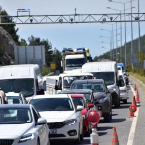 Muğla'da araç kuyruğu 4 kilometreye ulaştı