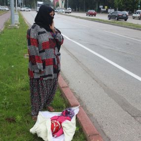 Adana'da bez bebekle dilencilik yapan kadın yakalandı