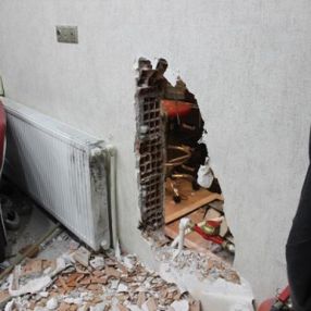 Duvarı kırıp, kuyumcudan 400 bin TL'lik altın çaldılar