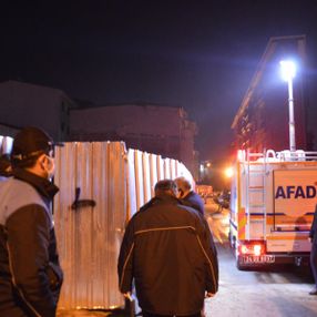 Esenler’de bina inşaatının istinat duvarı çöktü
