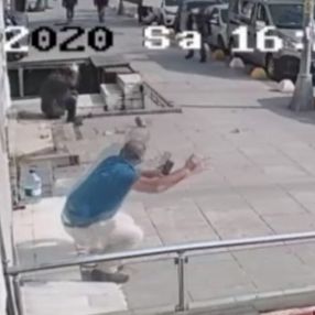 Kadıköy'de oturduğu sırada üzerine beton parçaları düştü