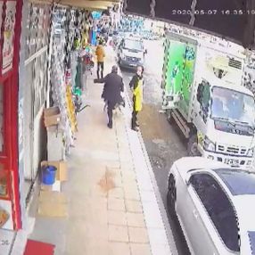 Yozgat'ta bir kişi kaldırımda duran köpeğe tekme attı