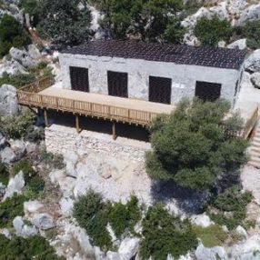 Antalya'da tespit edilen kaçak villa mühürlendi