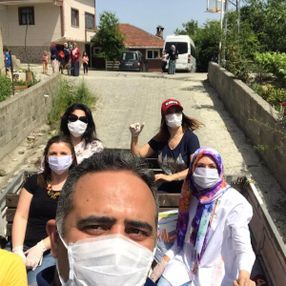 Öğretmenler kamyonetle dolaşıp öğrencilerle hasret giderdi