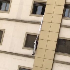 Koronavirüs şüphelisi çarşafla hastaneden kaçmaya çalıştı
