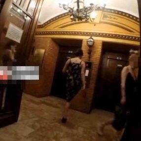 İzmir'de kadın Tarihi Asansör'ün tuşuna ayağıyla bastı