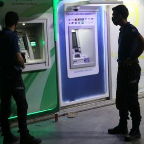 İzmir'de bankamatik hırsızı yakalandı