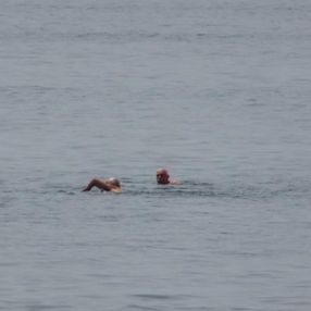 65 yaş üstü vatandaşlar Kadıköy'de denize girdi