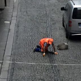 Temizlik görevlisi sigara izmaritlerini elleriyle topladı