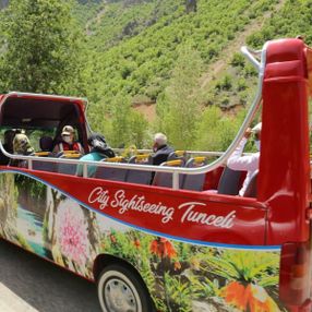 Tunceli'de yaşlılar, tur otobüsüyle Munzur Vadisi'ni gezdi