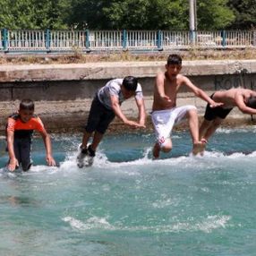 Adanalı çocuklar izinlerini kanala girerek değerlendirdi