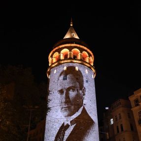 Galata Kulesi'nde Türk bayrağı ve Atatürk fotoğrafları