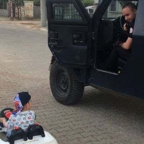 Ehliyet isteyen polisten akülü arabasıyla kaçan minik