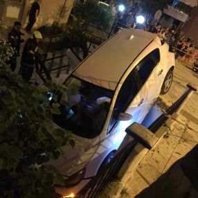 Kontrolden çıkan otomobil, sitenin bahçesine girdi